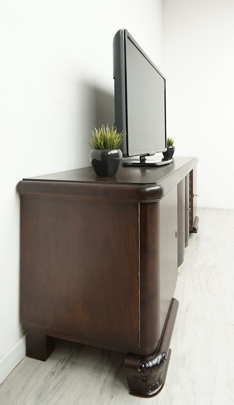 antyczna komoda w stylu art deco, lata 30 te. po renowacji. antyczna komoda w stylu art deco, lata 30 te. po renowacji.