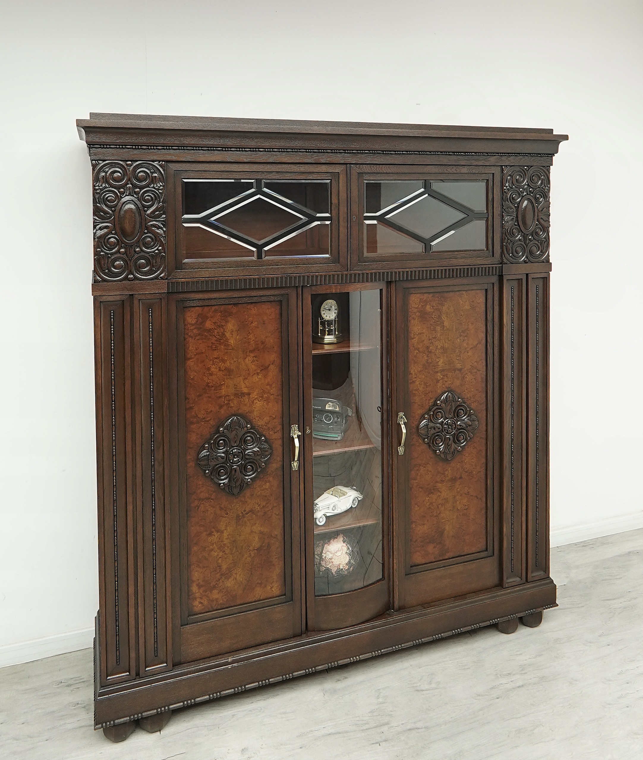antyk, biblioteka z lat 20 tych w stylu secesyjnym. po renowacji. antyk, biblioteka z lat 20 tych w stylu secesyjnym. po renowacji.