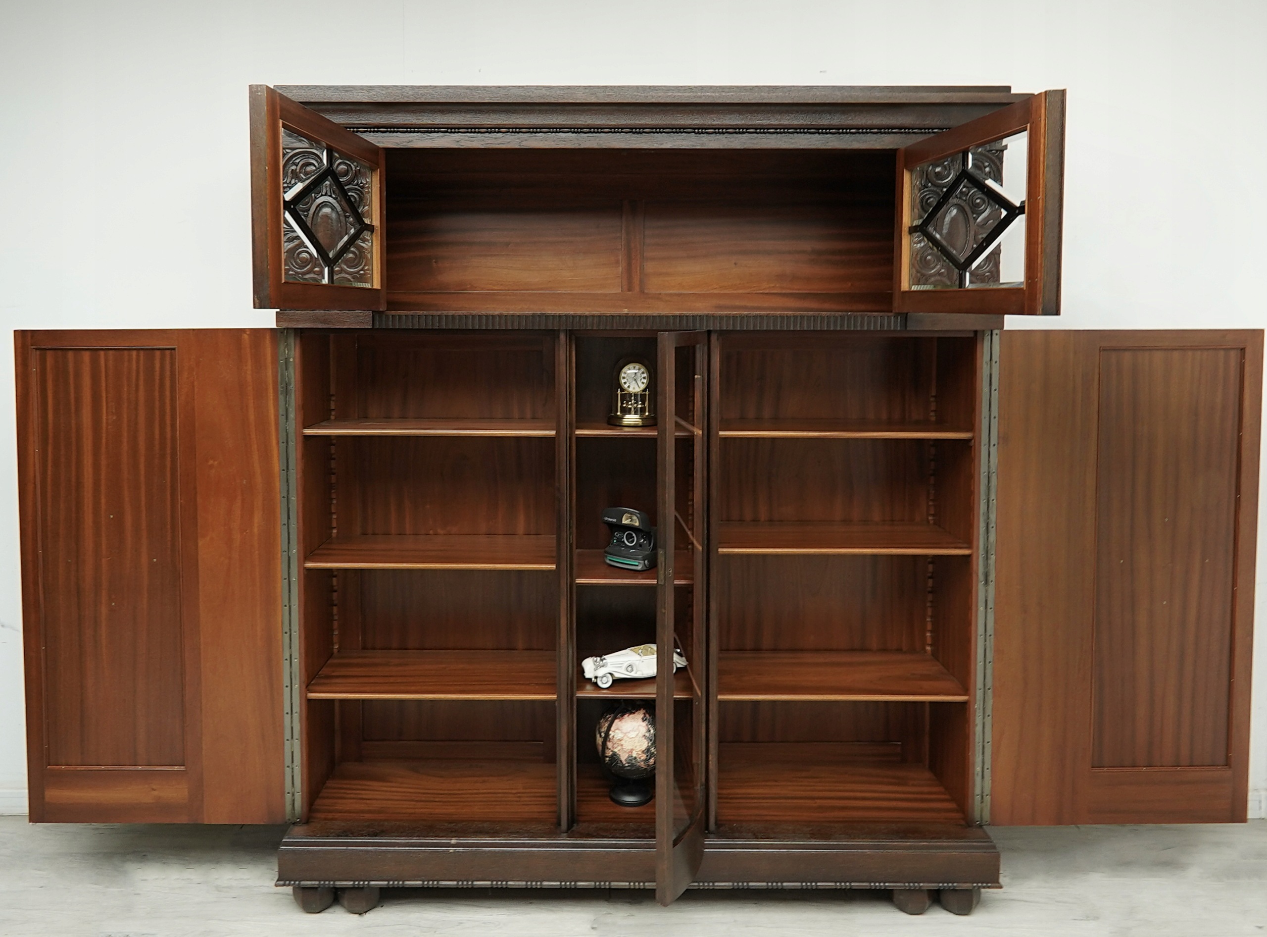 antyk, biblioteka z lat 20 tych w stylu secesyjnym. po renowacji. antyk, biblioteka z lat 20 tych w stylu secesyjnym. po renowacji.