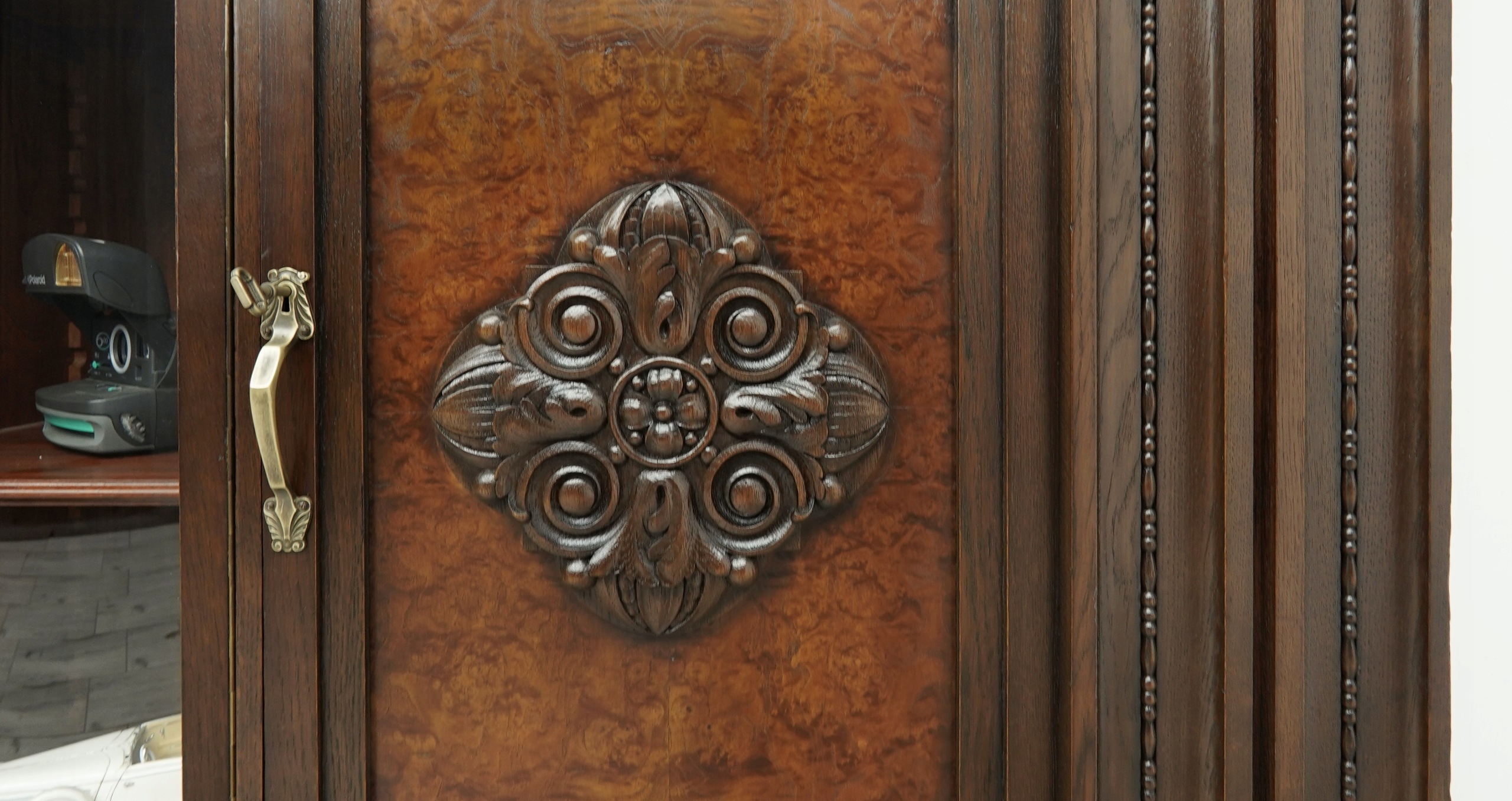 antyk, biblioteka z lat 20 tych w stylu secesyjnym. po renowacji. antyk, biblioteka z lat 20 tych w stylu secesyjnym. po renowacji.