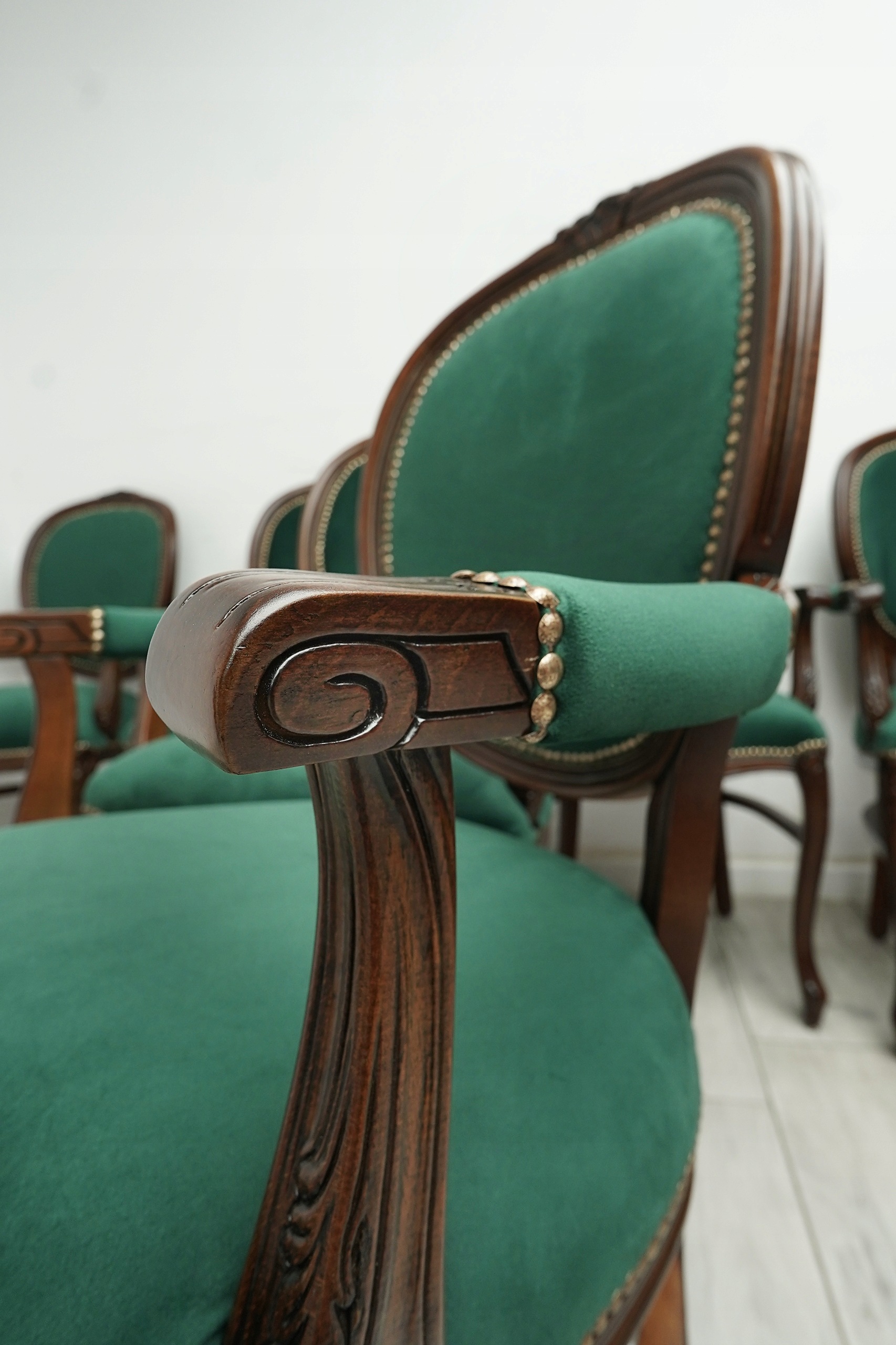 zabytkowe fotele w stylu ludwik zestaw 40 szt. po renowacji. zabytkowe fotele w stylu ludwik zestaw 40 szt. po renowacji.