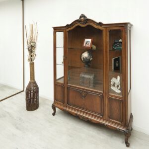 zabytkowa witryna z lat 40 tych w stylu chippendale. po renowacji.